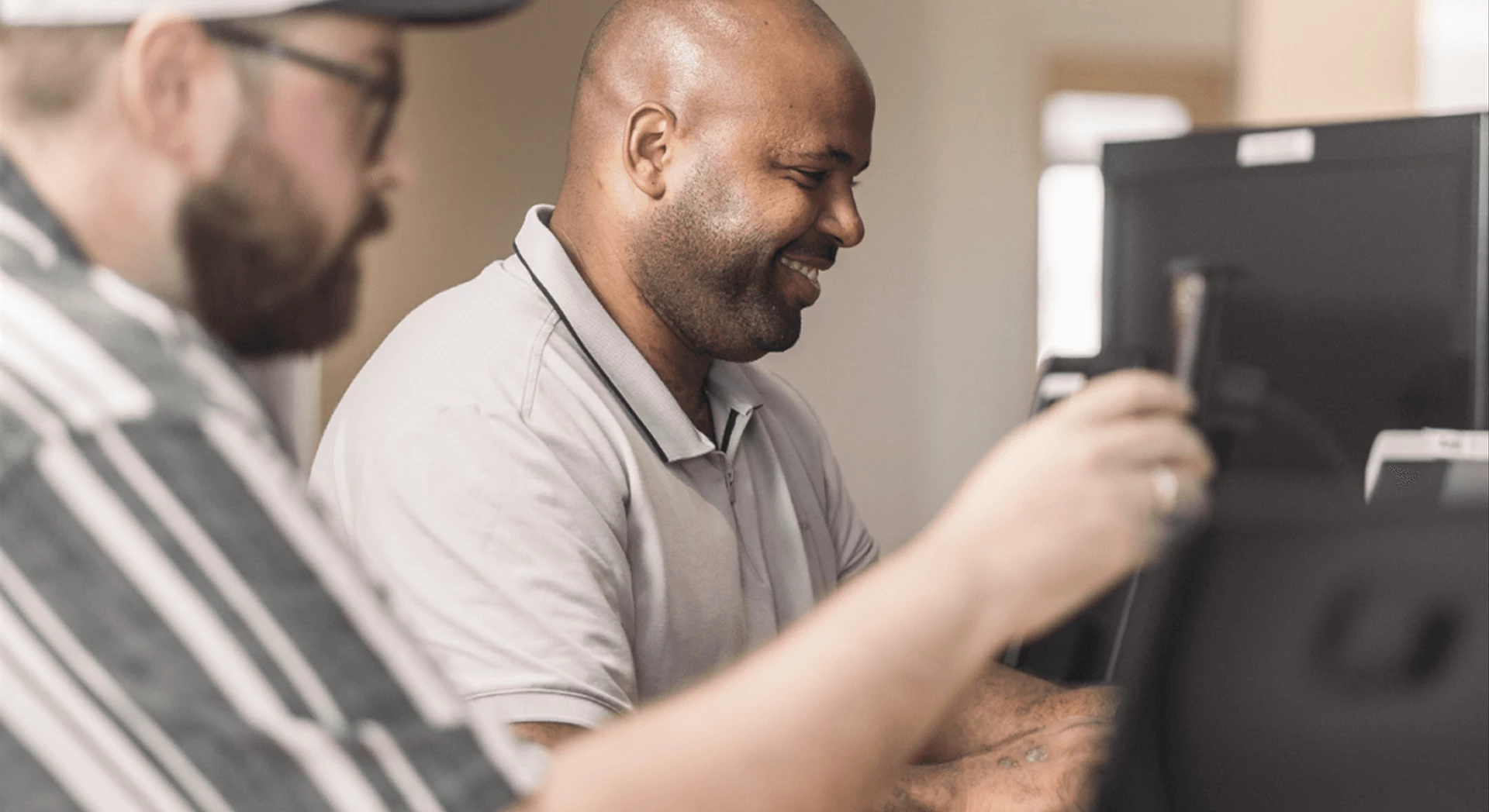 Photo de deux membres de l'équipe collaborant