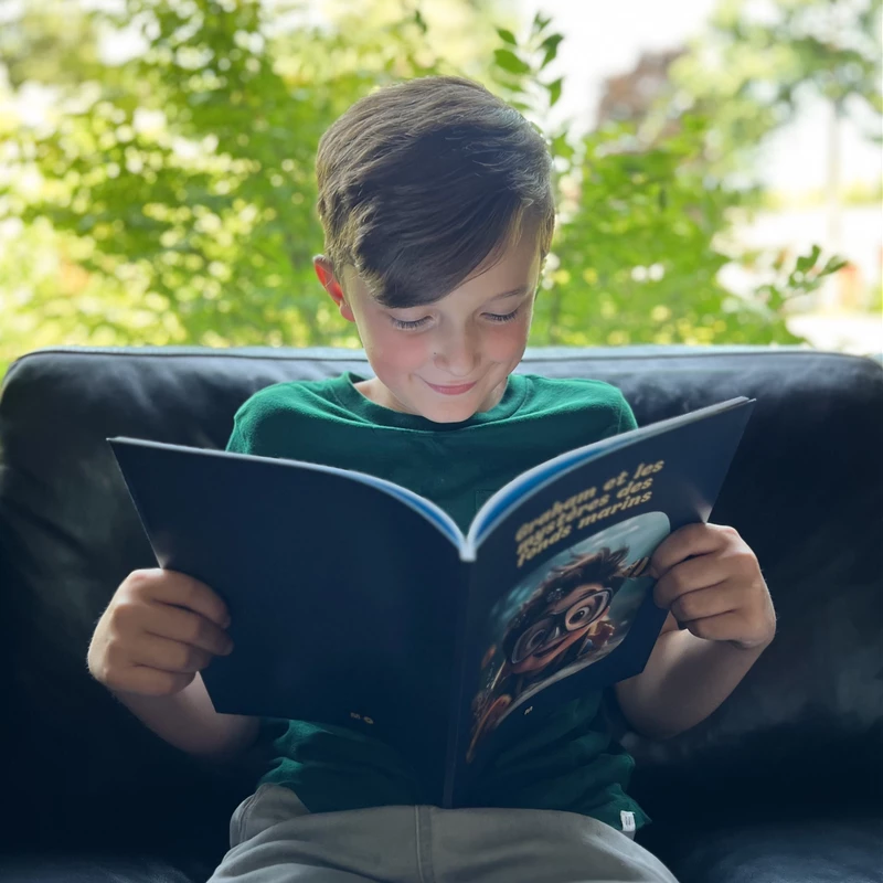 Photo d'un enfant qui lit un livre