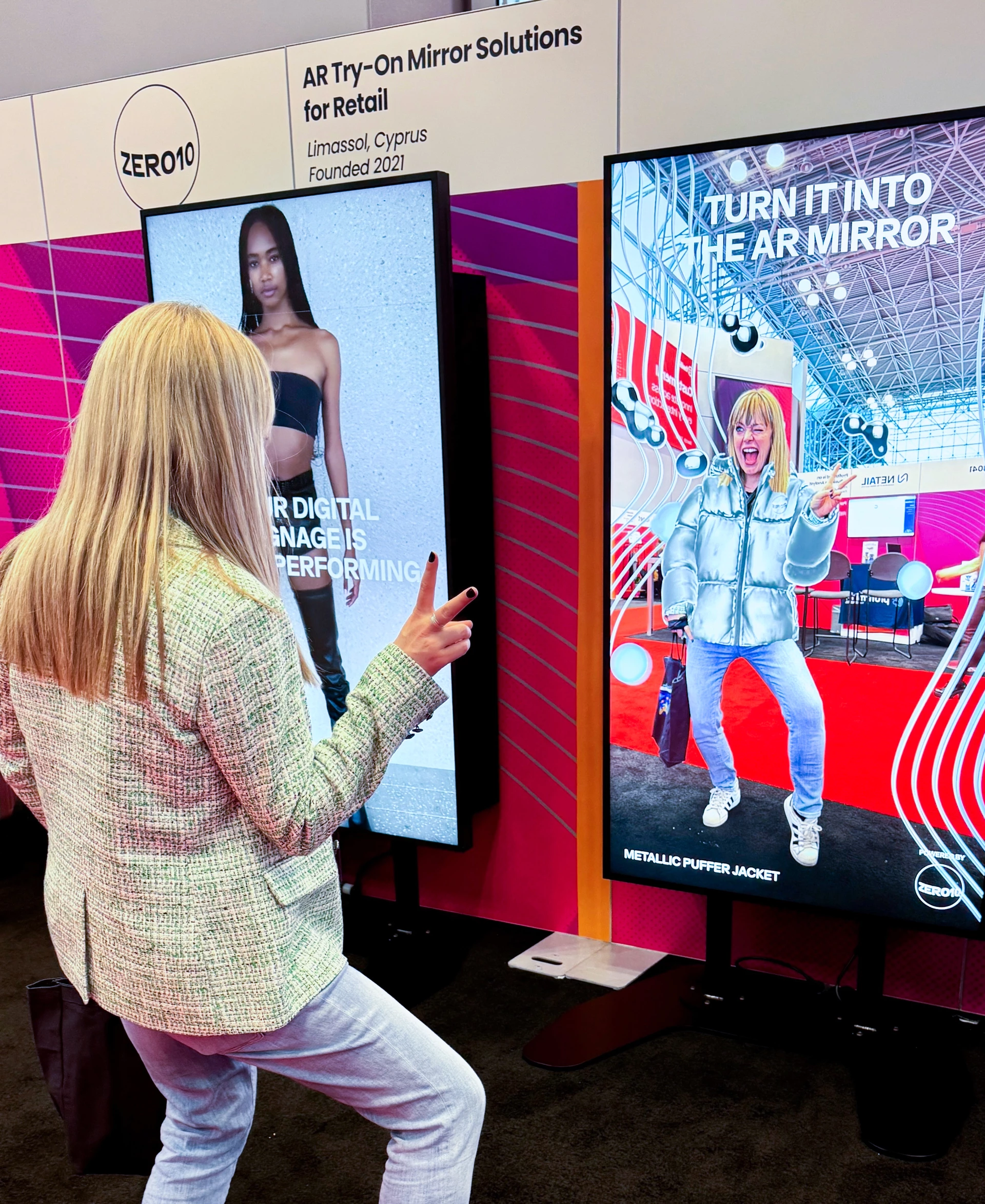 Expérience d'essayage virtuel Zero10 utilisant la réalité augmentée, où un client essaie des vêtements virtuellement