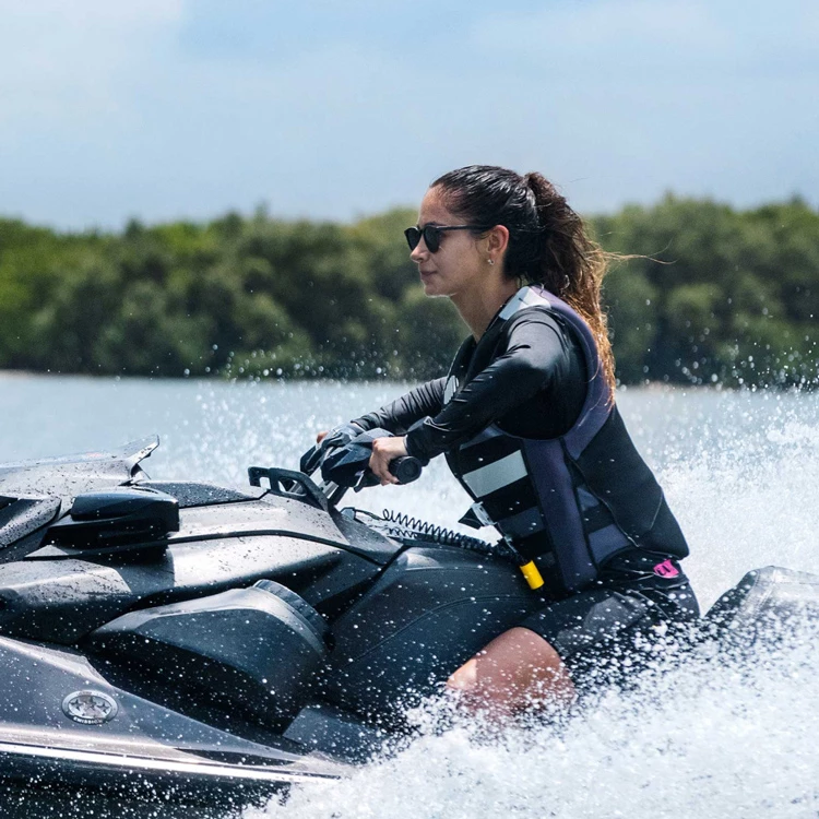 Personne sur une motomarine See-Doo