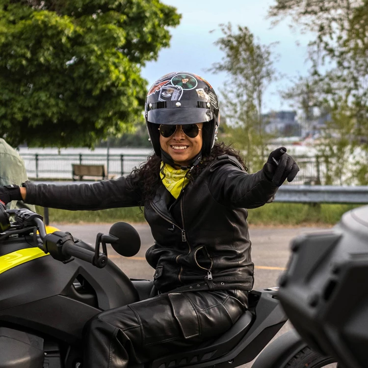 Personne sur une moto trois roues Can-Am