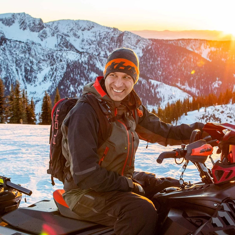 Personne sur une motoneige Ski-Doo